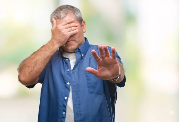 Pria Senior Tampan Dengan Latar Belakang Terisolasi Menutup Mata Dengan — Stok Foto