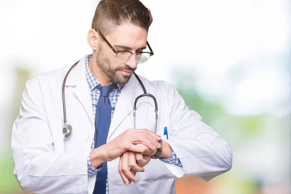 Bonito Jovem Médico Homem Sobre Fundo Isolado Verificando Tempo Relógio — Fotografia de Stock