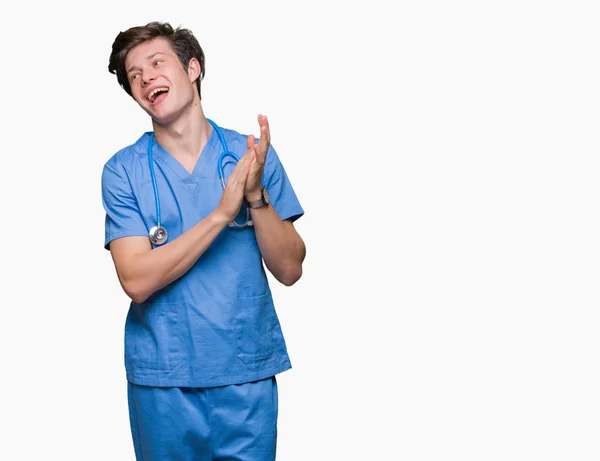 Νεαρός Γιατρός Φορώντας Ιατρική Στολή Πάνω Από Απομονωμένες Ιστορικό Clapping — Φωτογραφία Αρχείου