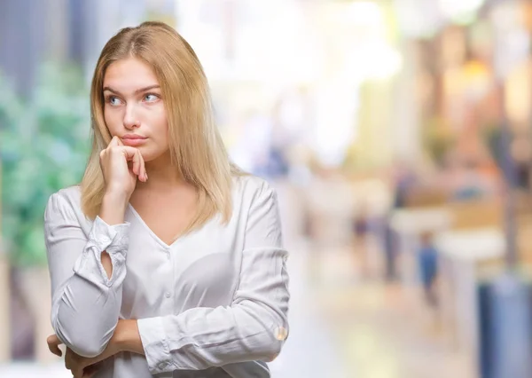 Young Caucasian Woman Isolated Background Hand Chin Thinking Question Pensive — Stock Photo, Image