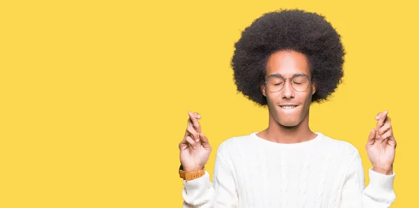 Junger Afrikanisch Amerikanischer Mann Mit Afro Haaren Und Brille Der — Stockfoto