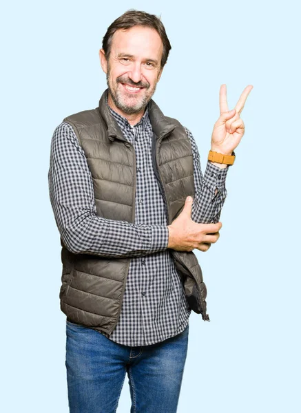 Μέση Ηλικία Όμορφος Άνδρας Φορώντας Γιλέκο Χειμώνα Χαμογελώντας Χαρούμενο Πρόσωπο — Φωτογραφία Αρχείου