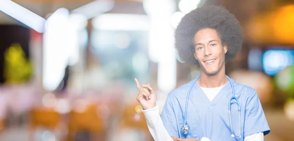 Giovane Medico Afro Americano Uomo Con Capelli Afro Con Grande — Foto Stock