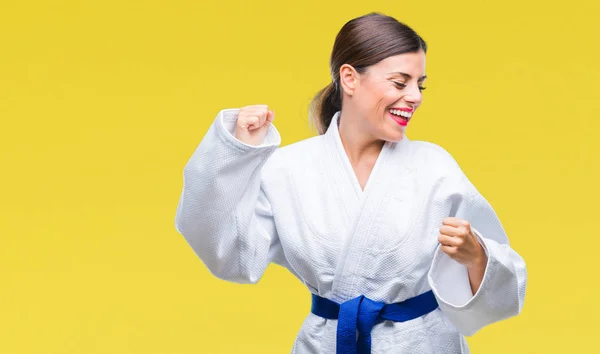 Üzerinde Karate Kimono Üniforma Giyen Genç Güzel Kadın Gülümseyerek Başarı — Stok fotoğraf