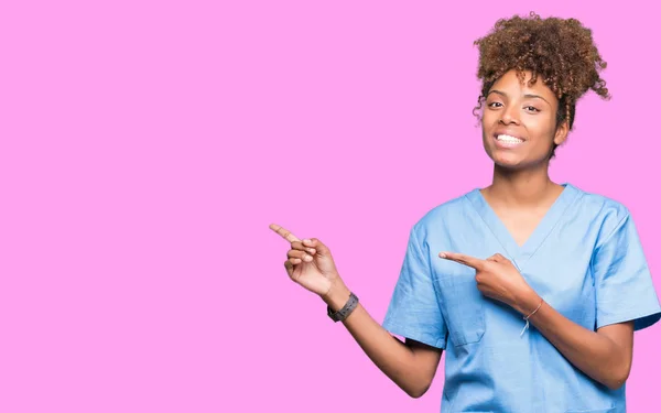 Joven Doctora Afroamericana Sobre Fondo Aislado Sonriendo Mirando Cámara Apuntando — Foto de Stock