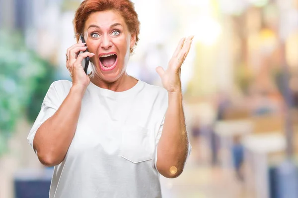 Atractiva Mujer Pelirroja Caucásica Mayor Hablando Teléfono Inteligente Sobre Fondo —  Fotos de Stock