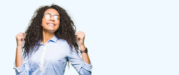 Unga Vackra Business Tjej Med Lockigt Hår Glasögon Glada För — Stockfoto