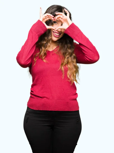 Mujer Hermosa Joven Vistiendo Suéter Rojo Haciendo Forma Corazón Con — Foto de Stock