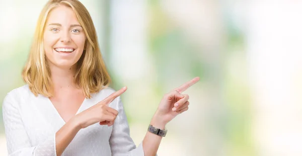 Hermosa Mujer Joven Elegante Sobre Fondo Aislado Sonriendo Mirando Cámara —  Fotos de Stock