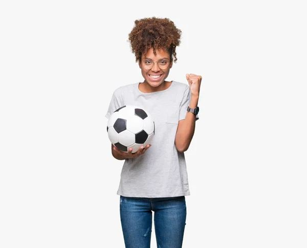 Молодих Афро Американських Жінки Тримає Футбол Футбольний Над Ізольованих Фон — стокове фото