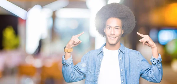 Mladý Američan Afričana Muž Afro Vlasy Úsměvem Ukazující Hlavu Oběma — Stock fotografie