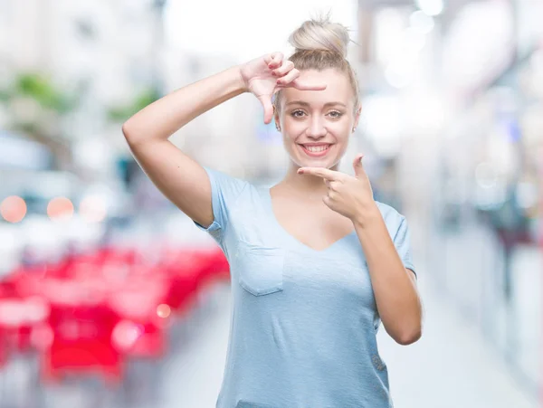 Jonge Blonde Vrouw Geïsoleerde Achtergrond Glimlachend Maken Frame Met Handen — Stockfoto