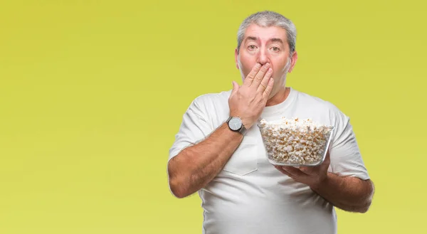 Schöner Älterer Mann Der Popcorn Über Isoliertem Hintergrunddeckel Isst Mund — Stockfoto