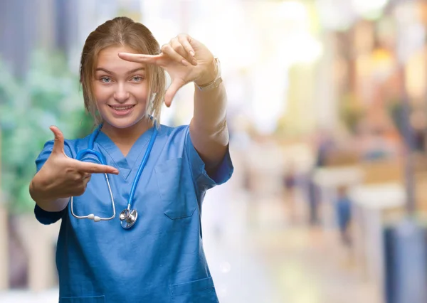 Junge Kaukasische Ärztin Die Chirurgenuniform Über Isoliertem Hintergrund Trägt Und — Stockfoto