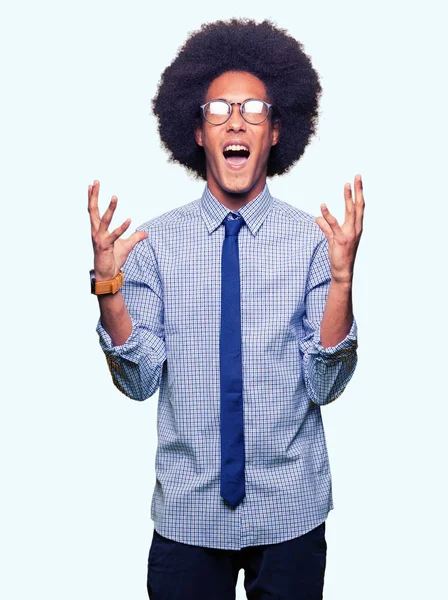 Junger Afrikanisch Amerikanischer Geschäftsmann Mit Afro Haaren Brille Verrückt Und — Stockfoto