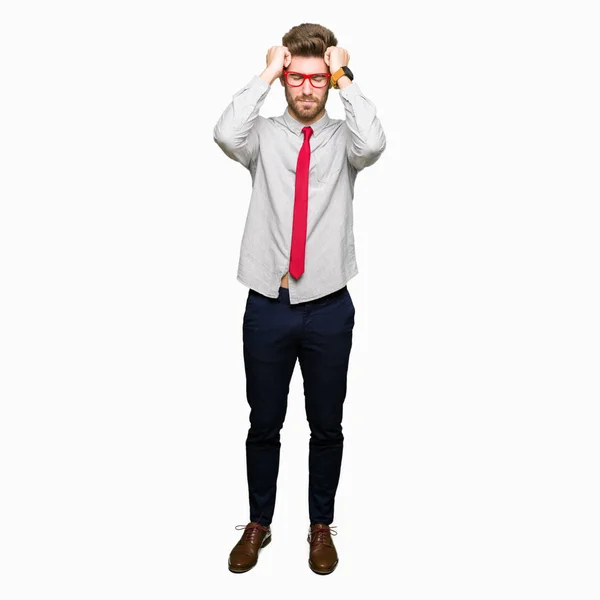 Młody Przystojny Biznesmen Noszenie Okularów Cierpiących Ból Głowy Zdesperowany Zestresowani — Zdjęcie stockowe