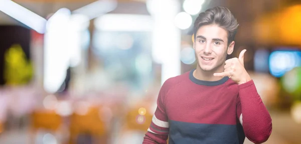 Homem Bonito Jovem Sobre Fundo Isolado Sorrindo Fazendo Gesto Telefone — Fotografia de Stock