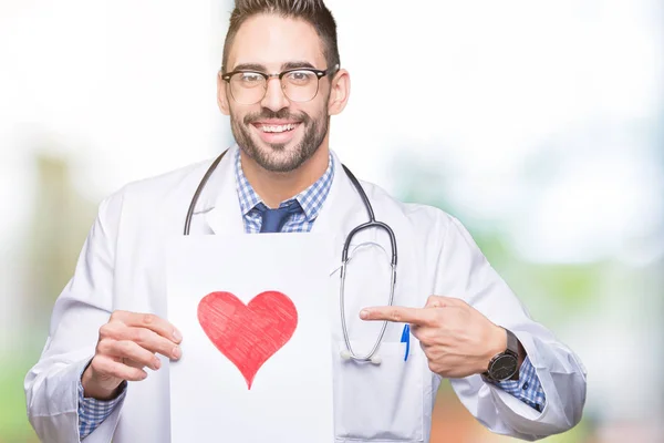 Guapo Joven Doctor Hombre Sosteniendo Papel Con Corazón Rojo Sobre — Foto de Stock