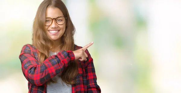 分離をジャケットとメガネを着て若い美しいブルネットの女性は広告 深刻な穏やかな顔を示す側面手指でポインティングを背景します — ストック写真