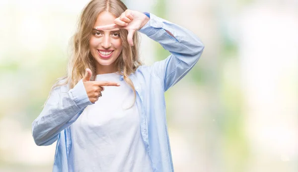 Mooie Jonge Blonde Vrouw Geïsoleerde Achtergrond Glimlachend Maken Frame Met — Stockfoto