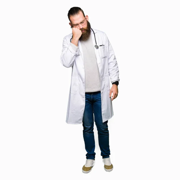 Ung Blond Läkare Man Med Skägg Bär Medicinsk Coat Röra — Stockfoto