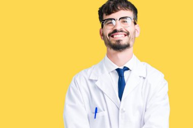 Mutlu yüz ile gülümseyerek kameraya seyir silah geçti arka plan üzerinde beyaz önlük giyen genç profesyonel bilim adam izole. Olumlu bir kişi.