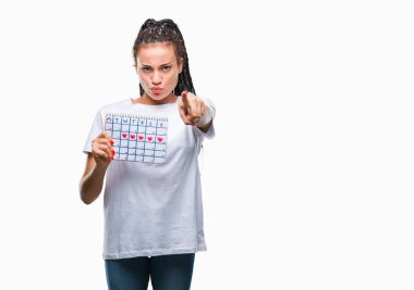 Genç örgülü saç Afro-Amerikan Kız adet takvim kamera ve size parmak ile işaret izole arka plan üzerinde tutarak, el işareti, pozitif ve kendinden emin bir jest ön