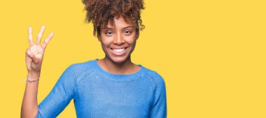 Gösterilen ve parmakları ile işaret izole arka plan güzel genç Afro-Amerikan kadın kendinden emin ve mutlu gülümseyerek iken üçüncü.