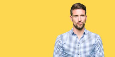 Çatık yakışıklı iş adamı ile mavi gözlü şüpheci ve sinir, sorunu nedeniyle üzgün. Negatif kişi.