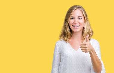 Güzel genç zarif kadın hareketi el ile mutlu yaşasın yapıyor izole arka plan yüzünden. Başarı gösteren kameraya bakarak ifade onaylama.