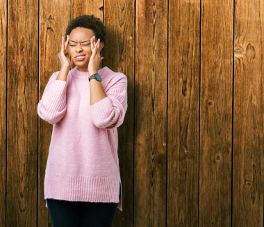 Güzel genç Afro-Amerikan kadın izole arka plan baş baş ağrısı için el ile çünkü stres. Migren muzdarip.