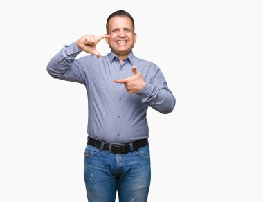 Orta yaş Arap iş adamı elle yapma çerçeve ve parmakları ile mutlu yüz gülümseyen izole arka plan üzerinde. Yaratıcılık ve Fotoğrafçılık kavramı.