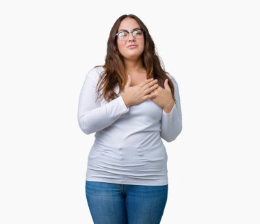 Güzel izole arka plan boyutu genç kadın artı ile gülümseyen gözlerin kapalı ve yüzünde minnettar jest ile göğüs üzerinde eller. Sağlık kavramı.