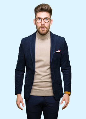 Korkuyor ve şok sürpriz ifade, korku ve heyecan yüz ile gözlüklü genç yakışıklı iş adamı.