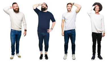 Kolaj bir el hareketi ile kendine güvenen dokunaklı saç gülümseyerek, çekici poz beyaz izole arka plan üzerinde genç erkek grup