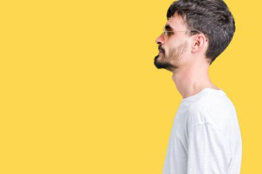 Genç yakışıklı adam giyen güneş gözlüğü izole arka tarafına, seyir üzerinde dinlenmek doğal yüz emin gülümseme ile pozuyla profili.