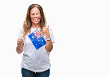 Orta yaş İspanyol kadın holding bayrağı Avustralya izole arka yapıyor ok işareti, kocaman bir gülümseme ile mutlu üzerinde parmak ile mükemmel işareti başparmak