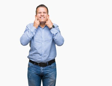 Orta yaş Arap iş adamı izole üzerinde arka plan gülen açık ağız ile parmak işaret ve neşeli gülümseme zorlamadan