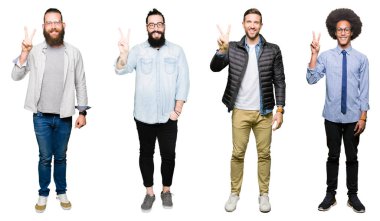 Kolaj genç erkekler üzerinde gösterilen ve parmakları ile işaret beyaz izole arka plan Grubu'nun ikincisi ise kendinden emin ve mutlu gülümseyerek.