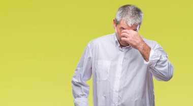 İzole arka burun ve göz yorgunluğu ve baş ağrısı duygu sürtünme yorgun yakışıklı üst düzey adam. Stres ve hayal kırıklığı kavramı.