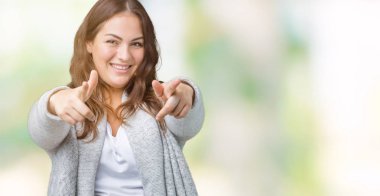 Güzel artı boyutu genç kadın giyiyor kış ceket izole üzerinde arka plan size işaret ve parmaklar, olumlu ve neşeli gülümseyen kamerayla