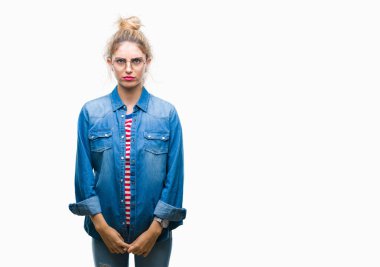 İzole arka plan şüpheci ve sinir, papatyanın üzgün üzerinde sorunu nedeniyle gözlüklü genç güzel sarışın bir kadın. Negatif kişi.