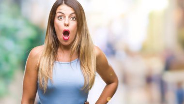 Genç güzel şık iş kadını izole arka plan korkuyor ve şok sürpriz ifade, korku ve heyecan yüz üzerinden.