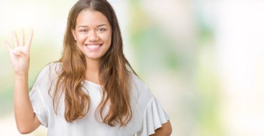 Genç güzel esmer iş kadını gösterilen ve parmakları ile işaret izole arka plan üzerinde dört kendinden emin ve mutlu gülümseyerek iken numara.