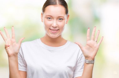 Genç güzel beyaz kadın gösterilen ve parmakları ile işaret izole arka plan üzerinde numara 9 kendinden emin ve mutlu gülümseyerek süre.