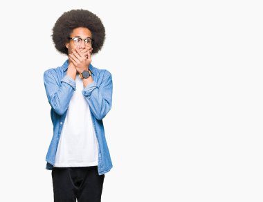 Afrikalı-Amerikalı genç afro saçlı gözlüklü ağız hata için elleriyle kapsayan şok. Gizli kavramı.