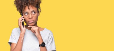 Genç Afro-Amerikan kadın Smartphone'da izole arka plan ciddi bir yüz düşünme üzerinde ilgili soru, çok karışık fikir söz.