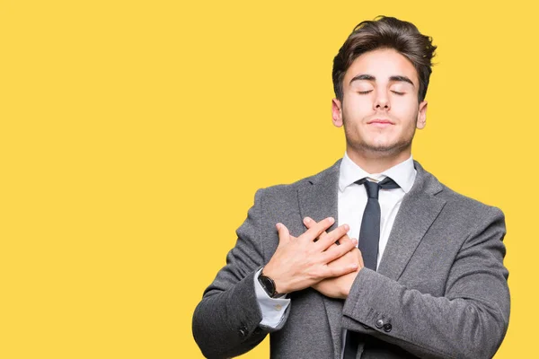 Fiatal Üzletember Viselt Öltöny Nyakkendő Elszigetelt Háttér Mosolyog Kezét Mellkasára — Stock Fotó