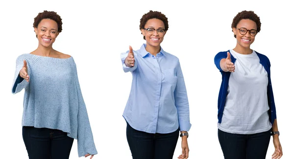 Mujer Afroamericana Joven Con Pelo Afro Sobre Fondo Aislado Sonriendo — Foto de Stock