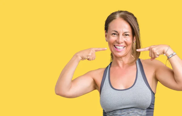 Hermosa Mujer Mediana Edad Con Ropa Deportiva Sobre Fondo Aislado — Foto de Stock